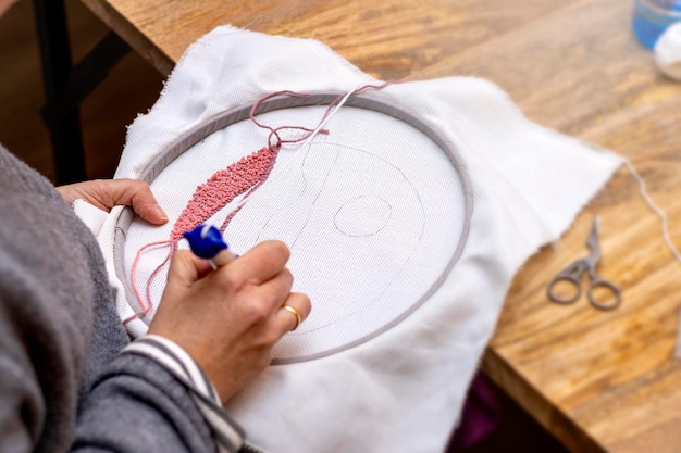 ręce haftujące szczegół haftu